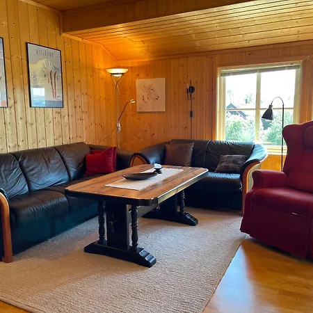 Cozy 3-bedroom Near Apartment *