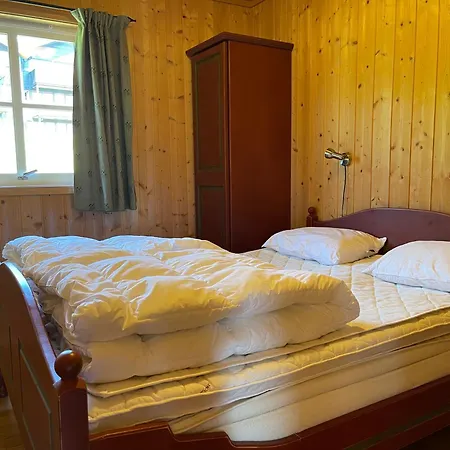 Cozy 3-bedroom Near Apartment *