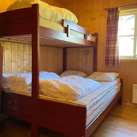 Cozy 3-bedroom Near Apartment